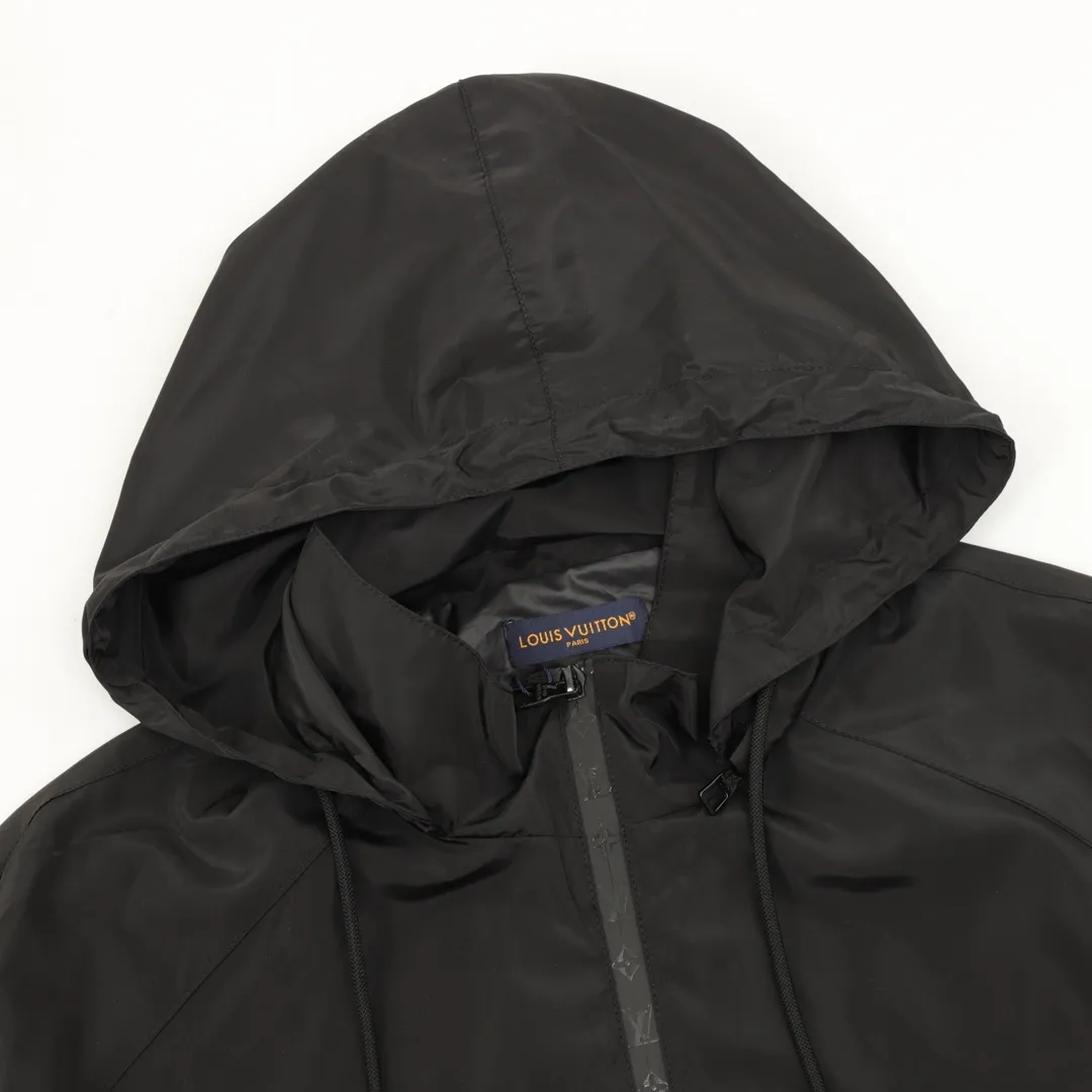 🅿️570 Louis Vuitton/Louis Vuitton presbyopia all-over printed windbreaker zipper jacket. Purchase the original version and have it printed immediately. The fabric is made of custom densely spun technical fabric that is light and thin, and the upper body is silky and breathable. Infrared positioning cutting, workwear-style windbreaker design, the upper body is invincible and versatile. All details are customized and developed, and all hardware and accessories are restored to ZP. Size：XS-L